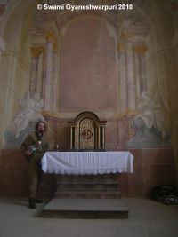 Unikátní fotografie tajné skrýše v pilíři s kazatelnou chrámu Panny Marie ve Křtinách. Foto: Marek Gyaneshwarpuri 2010.